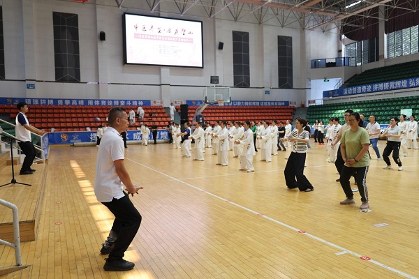 市民学习八段锦。唐成摄