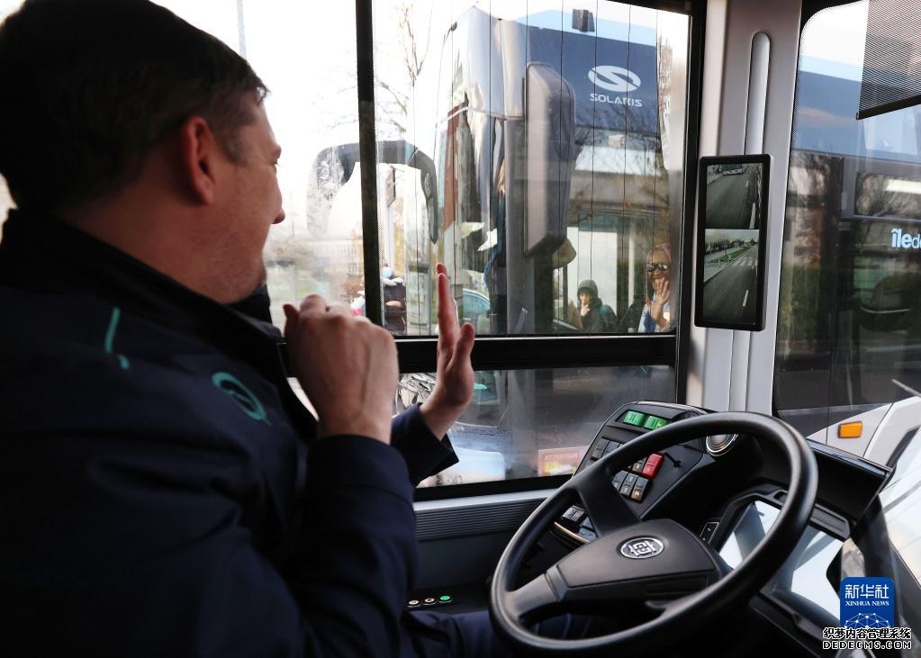中企造自动驾驶大巴客车将在法国载客运营