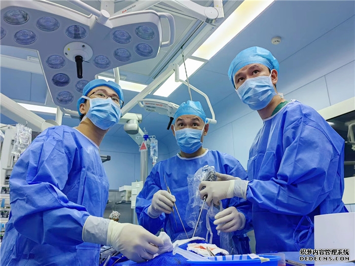 男子长成“金鱼眼”险致盲，内镜专家双人四手巧摘除