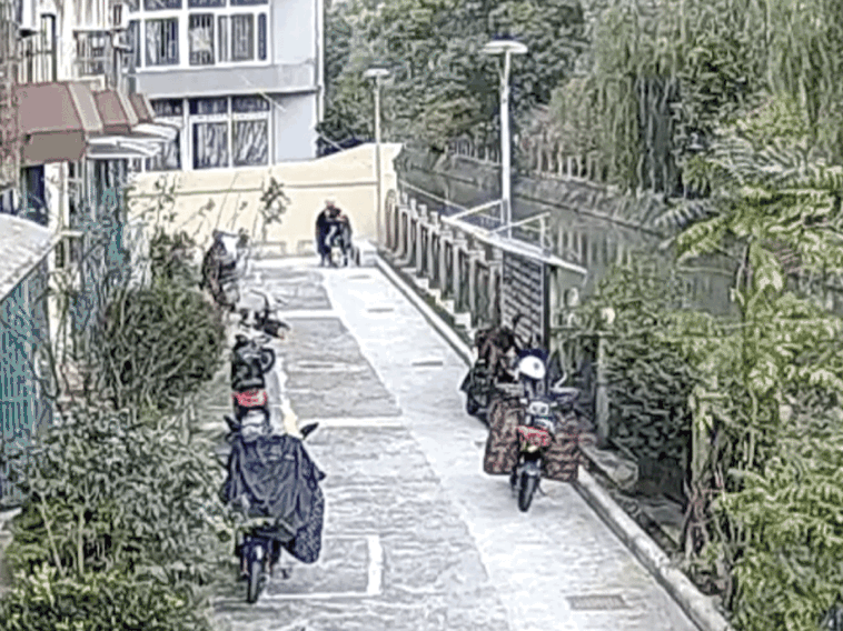 鄞州一幼儿园报警：门口多出一个娃 这是怎么回