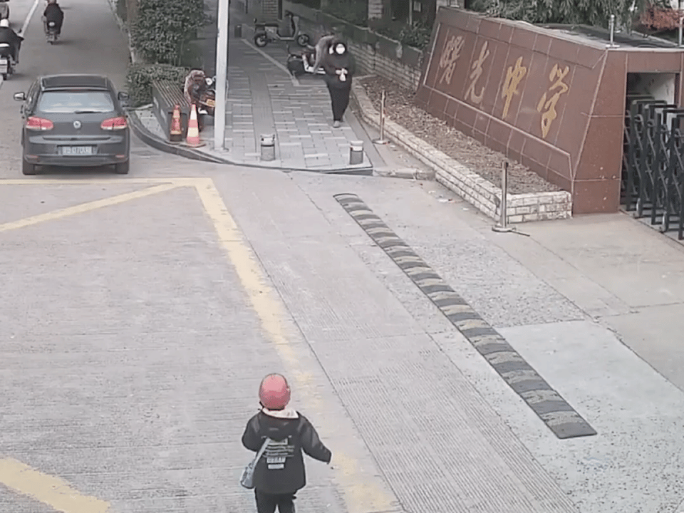 鄞州一幼儿园报警：门口多出一个娃 这是怎么回