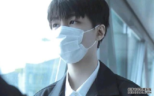 王俊凯最新机场照曝光