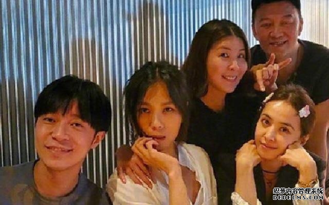 蔡依林吴青峰等好友聚会  