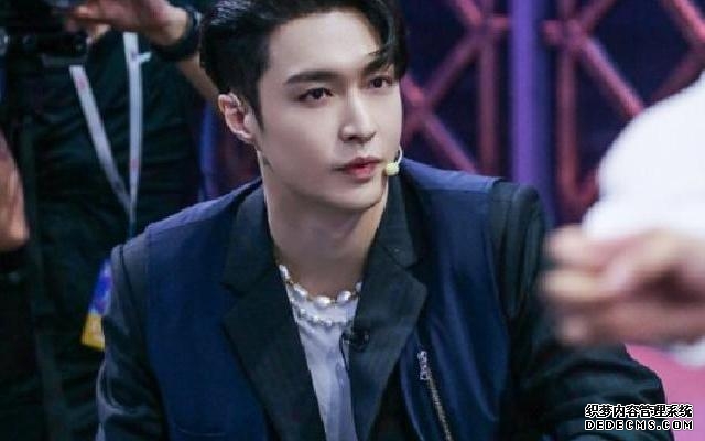 金晨蓝盈莹为张艺兴打call  