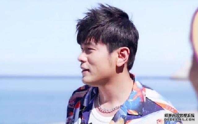 周杰伦首次直播太有排面 