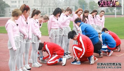 少女们晨练遇上男团