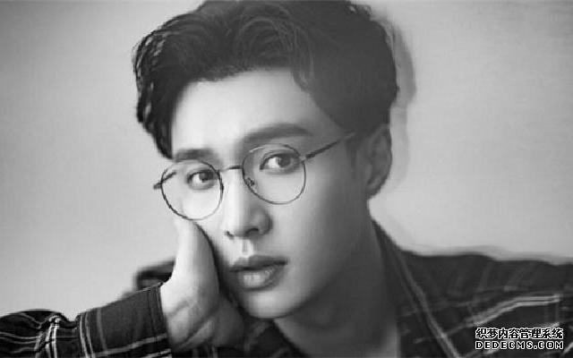 张艺兴隔空为黄渤庆生