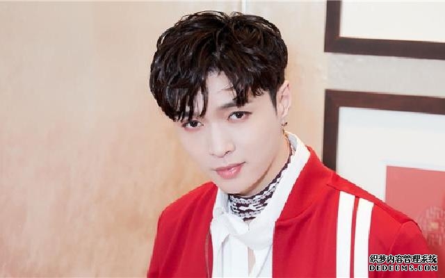 张艺兴现身机场表情呆萌