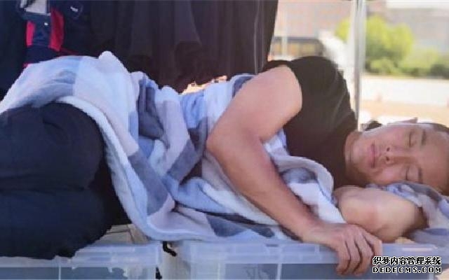 贾乃亮拍戏睡在收纳箱上