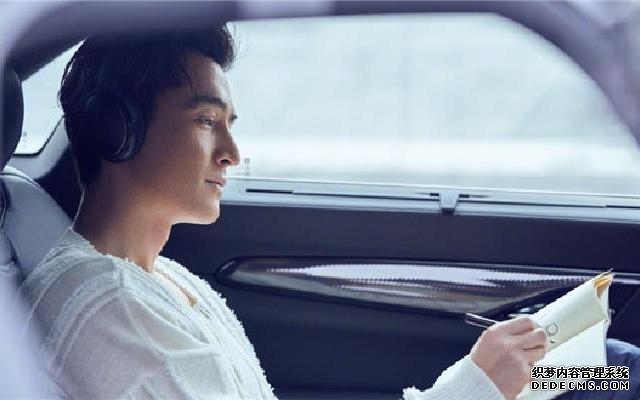 胡歌演绎“碰瓷式摔倒”