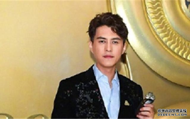 靳东发文为医护人员加油 