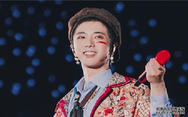 华晨宇露肩装纯净空灵  