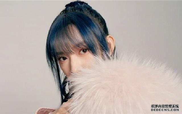 程潇蓝发配蝴蝶结似精灵少女