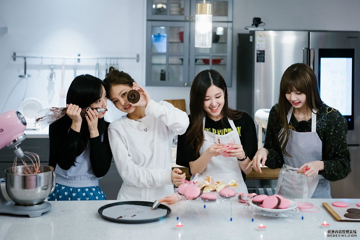 韩女团BLACKPINK的“浪漫满屋”金智秀金智妮朴彩