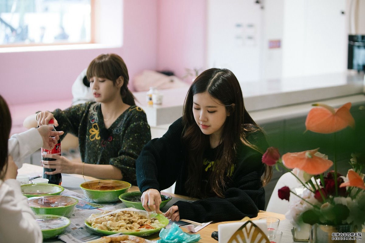 韩女团BLACKPINK的“浪漫满屋”金智秀金智妮朴彩