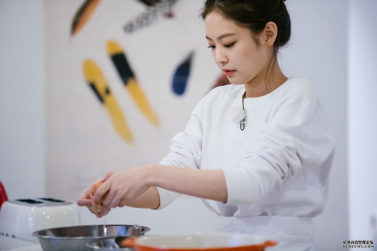 韩女团BLACKPINK的“浪漫满屋”金智秀金智妮朴彩