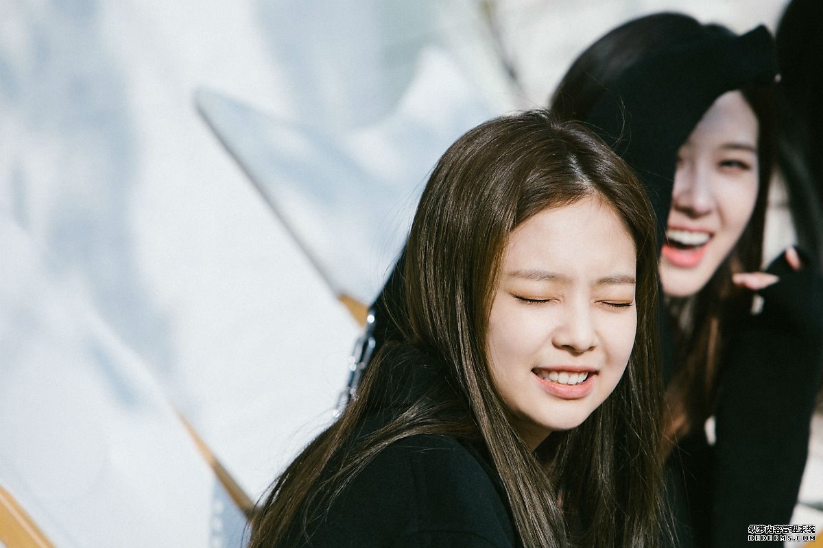 韩女团BLACKPINK的“浪漫满屋”金智秀金智妮朴彩