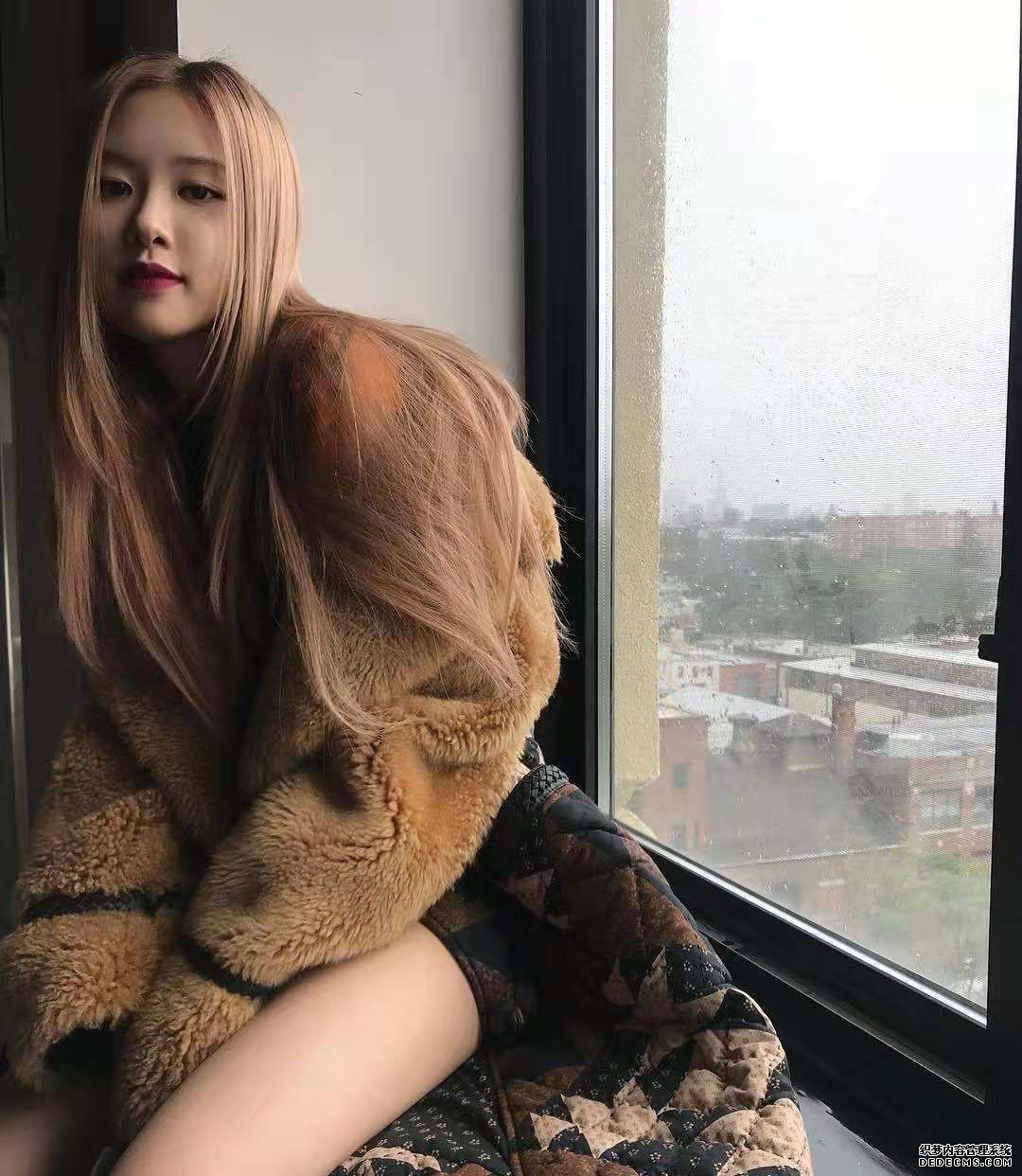 换了新发型的Rosé朴彩英，拍照处处体现高级感