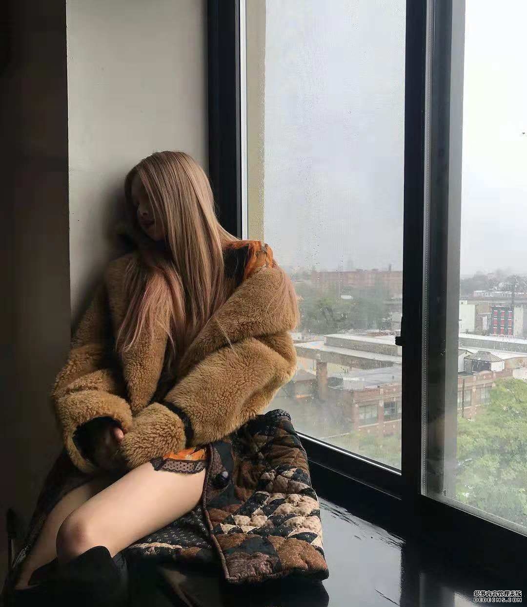 换了新发型的Rosé朴彩英，拍照处处体现高级感