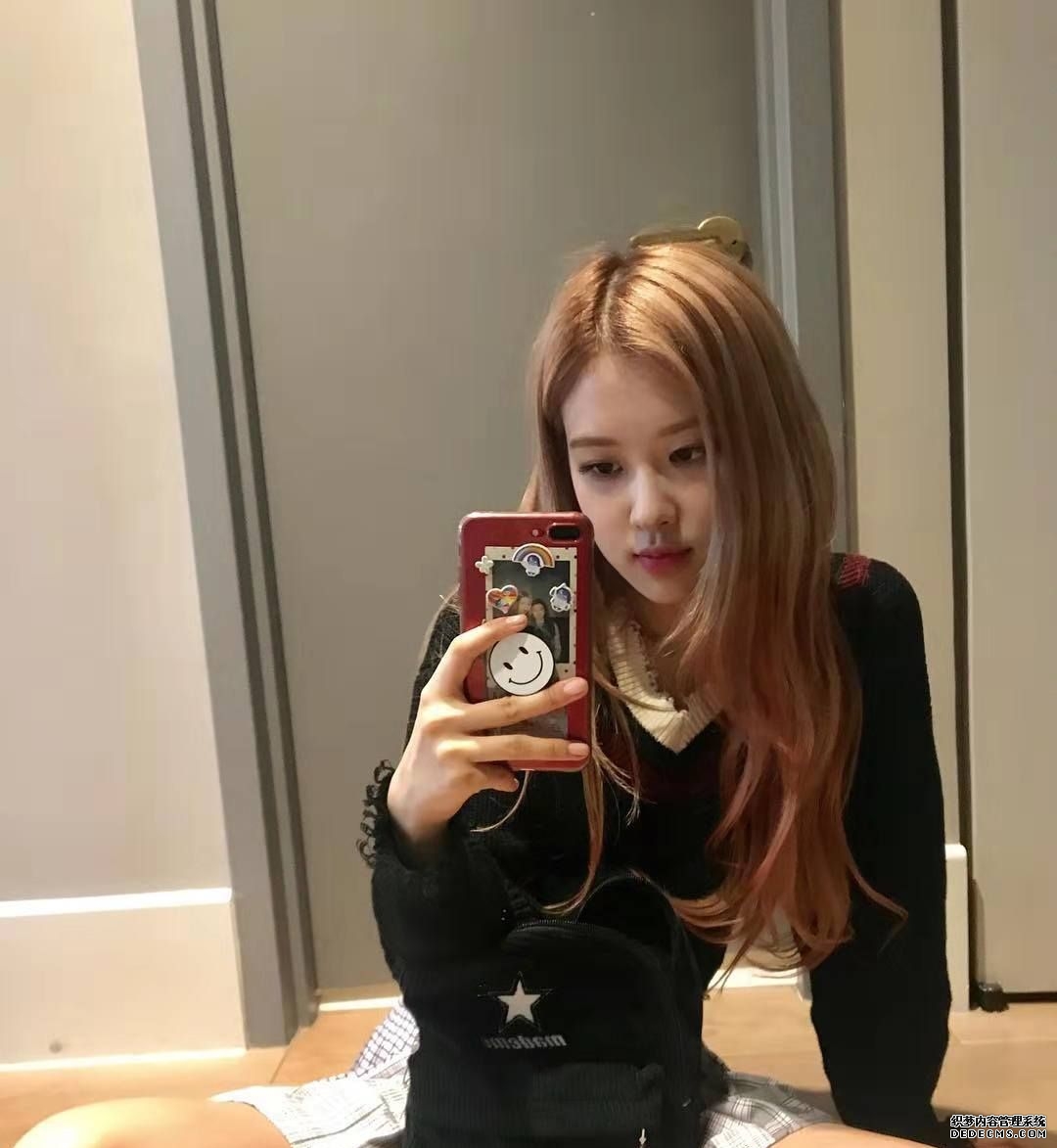换了新发型的Rosé朴彩英，拍照处处体现高级感