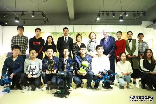 加拿大前总理克拉克夫妇体验钢铁侠科技ROS机器人开发平台