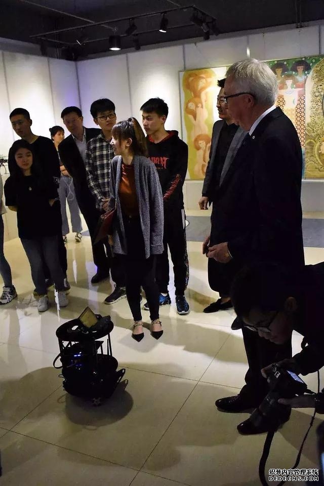 加拿大前总理克拉克夫妇体验钢铁侠科技ROS机器人开发平台