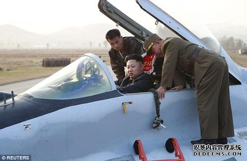 10月30日，金正恩视察朝鲜空军战斗机。