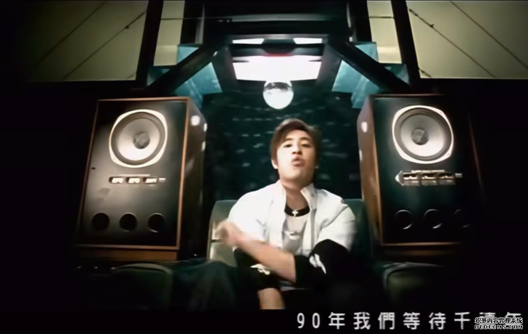 怀念世纪初的氛围感。/《快乐崇拜》MV