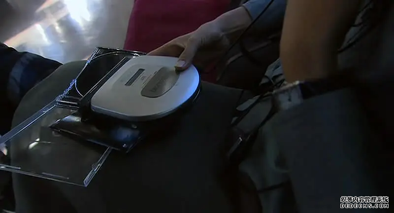 古早的CD机。/《关于莉莉周的一切》