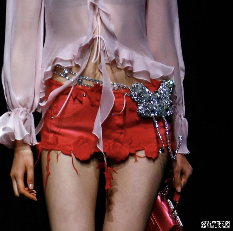 蝴蝶元素是这场秀的重点。/Blumarine2021年秋冬