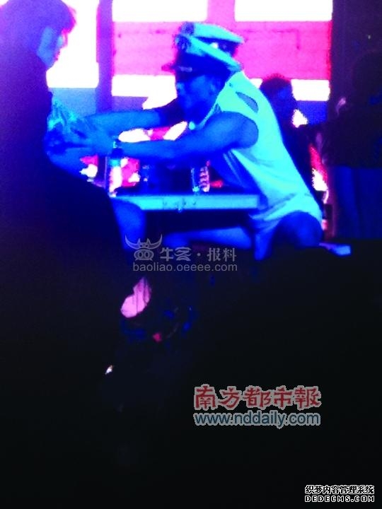 猛男真空露骨表演 深圳“重口味”酒吧真淫乱啊