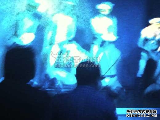 猛男真空露骨表演 深圳“重口味”酒吧真淫乱啊