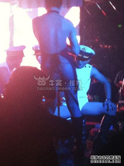 猛男真空露骨表演 深圳“重口味”酒吧真淫乱啊