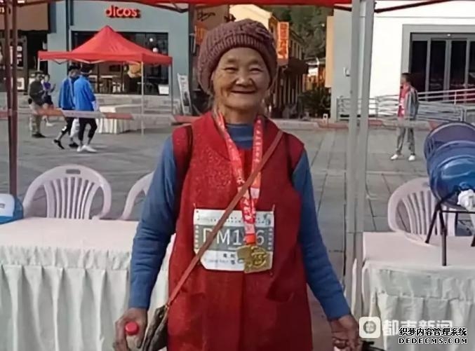 毕节70岁老人参加马拉松,与近800名选手竞技