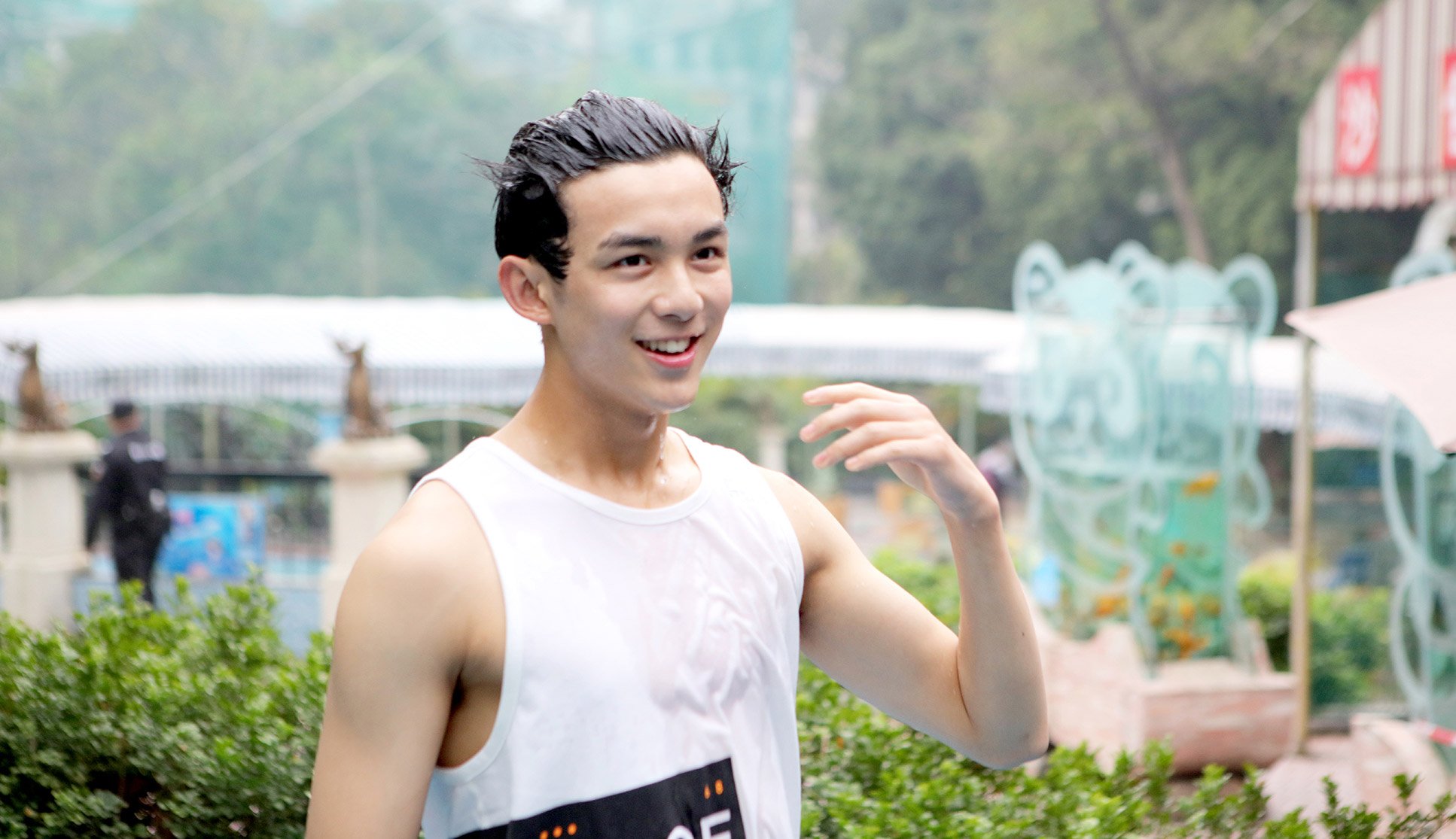 吴磊为获信物湿身 