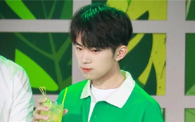 易烊千玺偷拍助理胖虎 