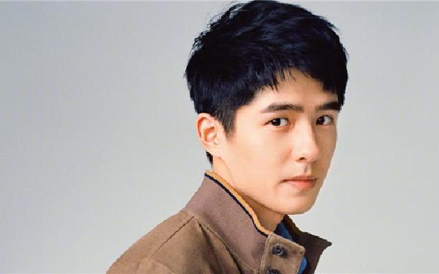 刘昊然开季双封面造型  