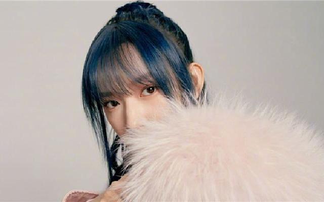 程潇蓝发配蝴蝶结似精灵少女