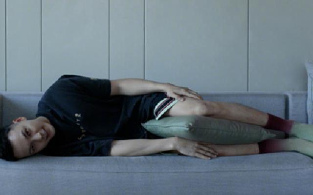 陈伟霆晒照被袜子抢镜  