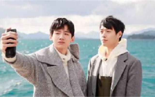 魏大勋准点为白敬亭庆生 