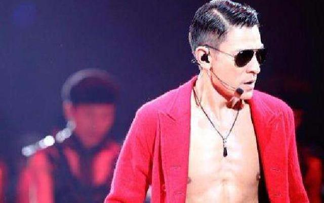 刘德华演唱会首邀妻女到场 