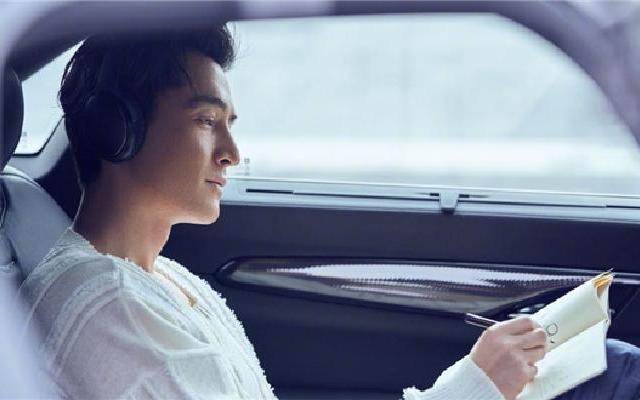 胡歌演绎“碰瓷式摔倒”   