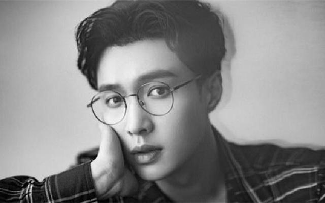 张艺兴隔空为黄渤庆生