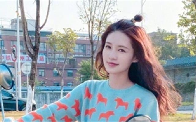 李沁拍水戏变成“落汤鸡”