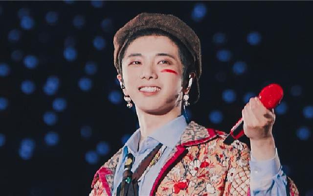 华晨宇露肩装纯净空灵