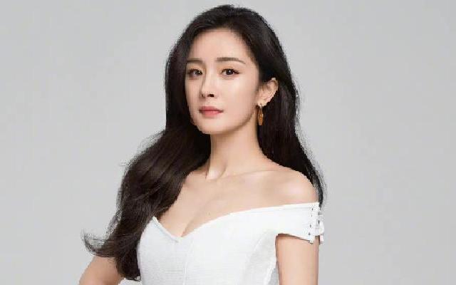 杨幂十月金秋白色露肩长裙大片  
