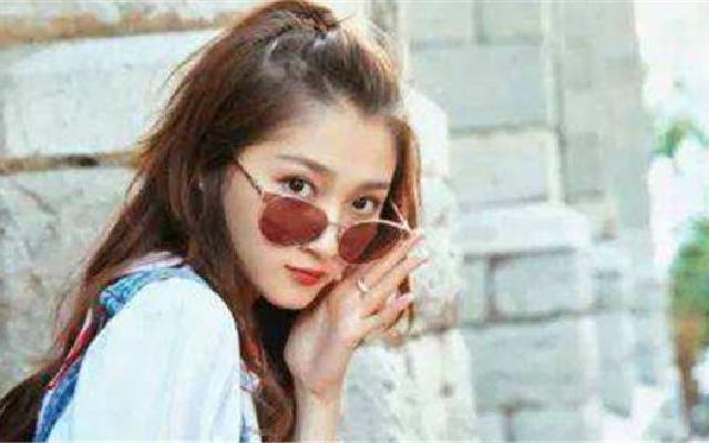 关晓彤时装周首秀 