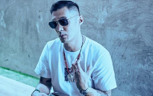 余文乐展老公力！