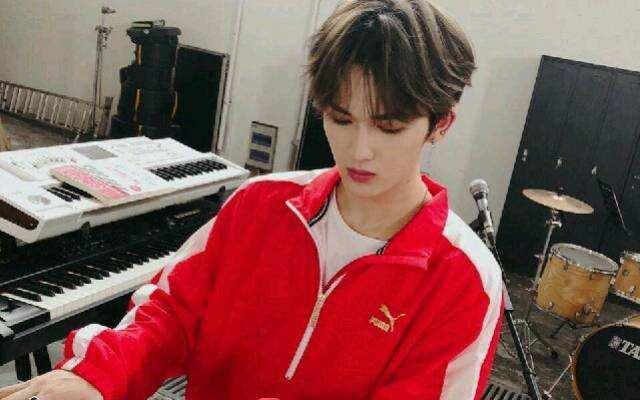 朱正廷回应直播被吓摔倒