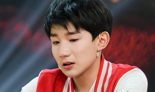 王源课上偷吃被辣哭